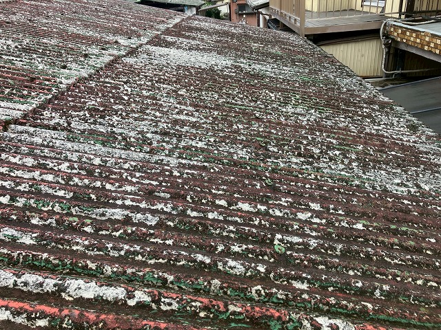 経年劣化した小波スレート